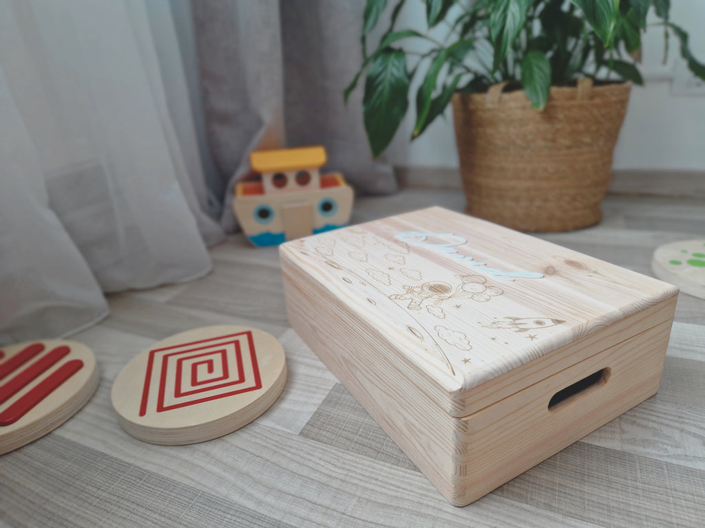 Cutie Amintiri Personalizată din Lemn - Model Astronaut - Cadou Copii