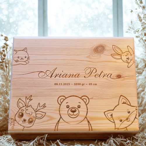 Cutie din lemn gravata cu detaliile de la nastere ale copilului si nume. 