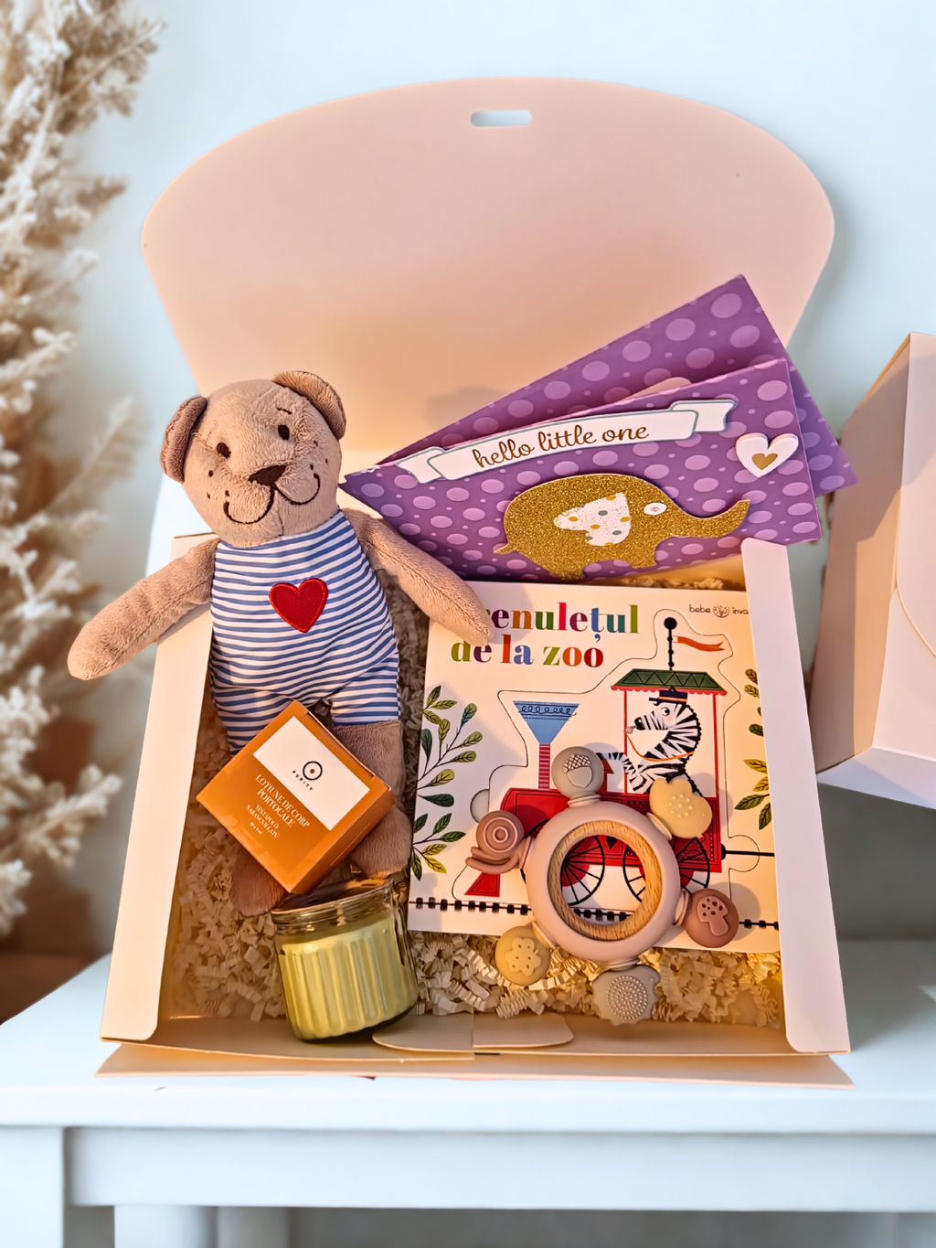 Set cadou bebelusi intr-o cutie din carton eleganta, continand ursulet de plus, jucarie dentitie, lumanare parfumata si felicitare