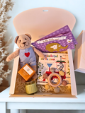 Set cadou bebelusi intr-o cutie din carton eleganta, continand ursulet de plus, jucarie dentitie, lumanare parfumata si felicitare