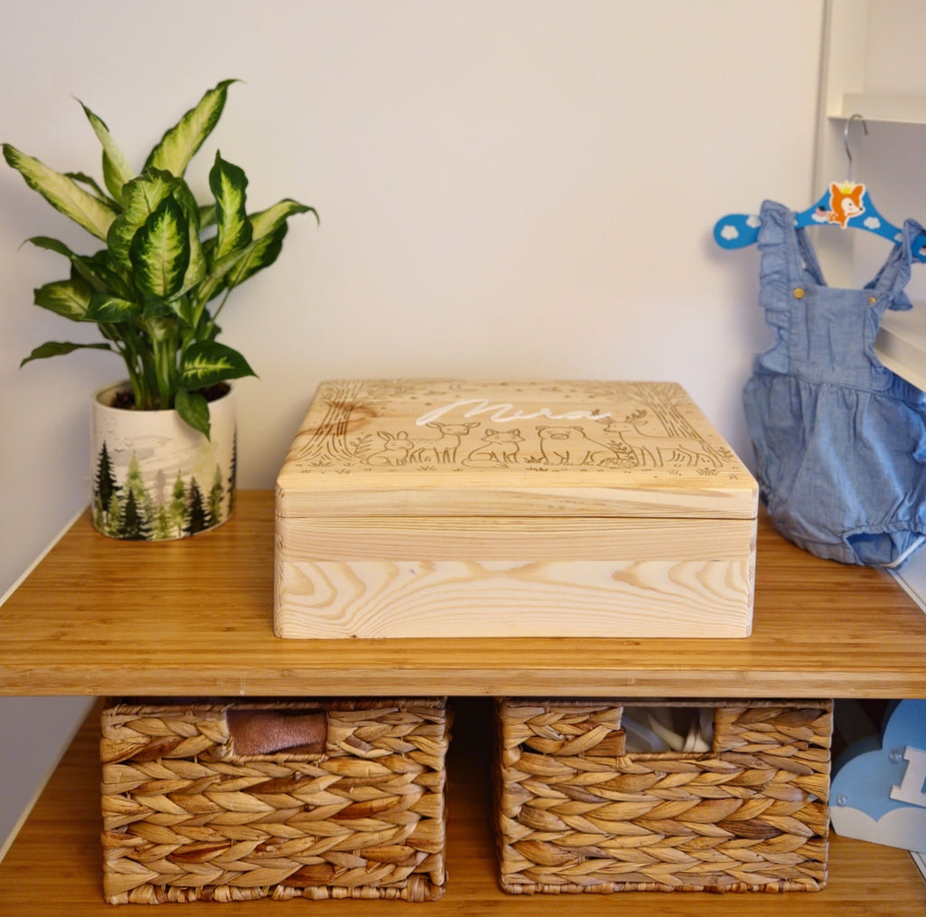 Cutie din lemn personalizata cu nume si datele nasterii in camera copilului