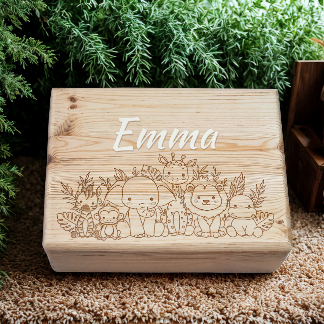 Cutie din lemn pentru amintiri bebelusi personalizata pentru copii, cu gravura model Safari continand un elefant, leu, girafa, maimuta si zebra.