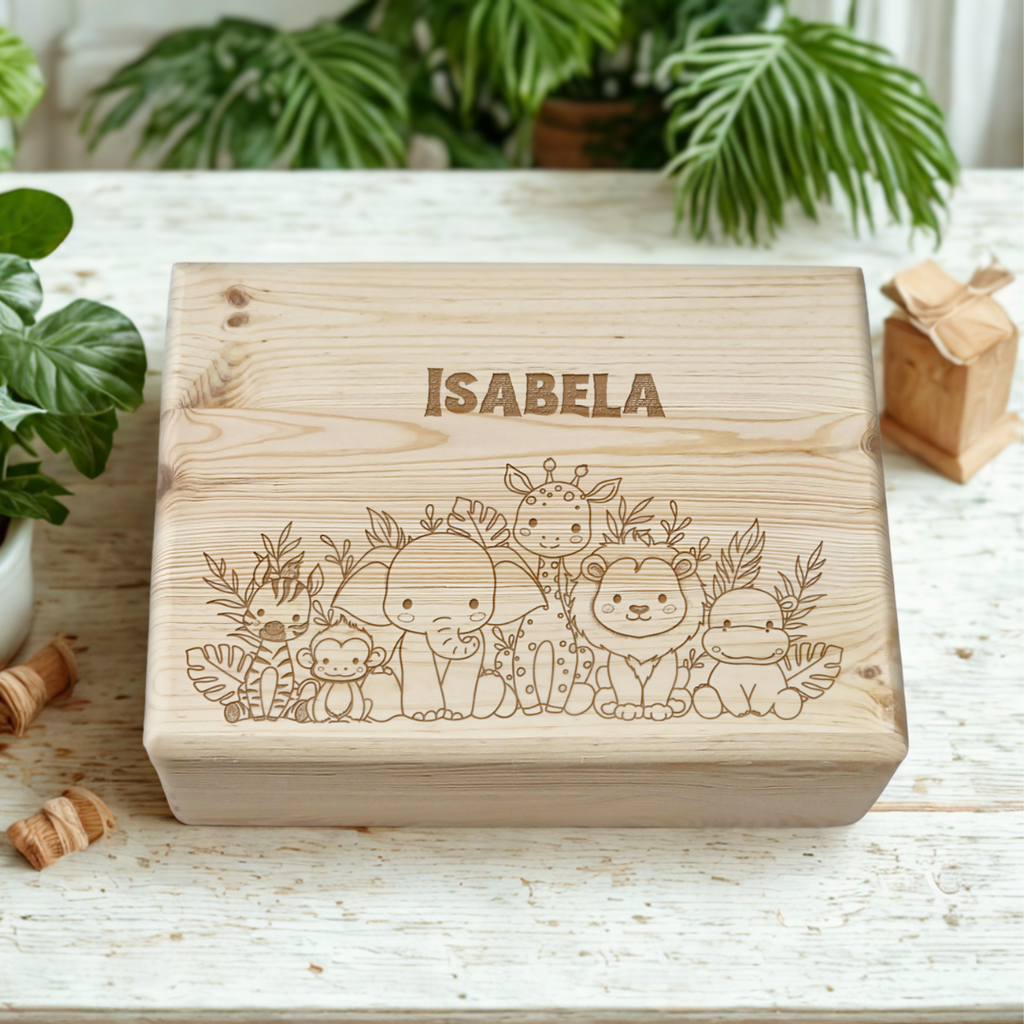 Cutie din lemn pentru amintiri bebelusi personalizata pentru Isabela, cu gravura model Safari continand un elefant, leu, girafa, maimuta si zebra.