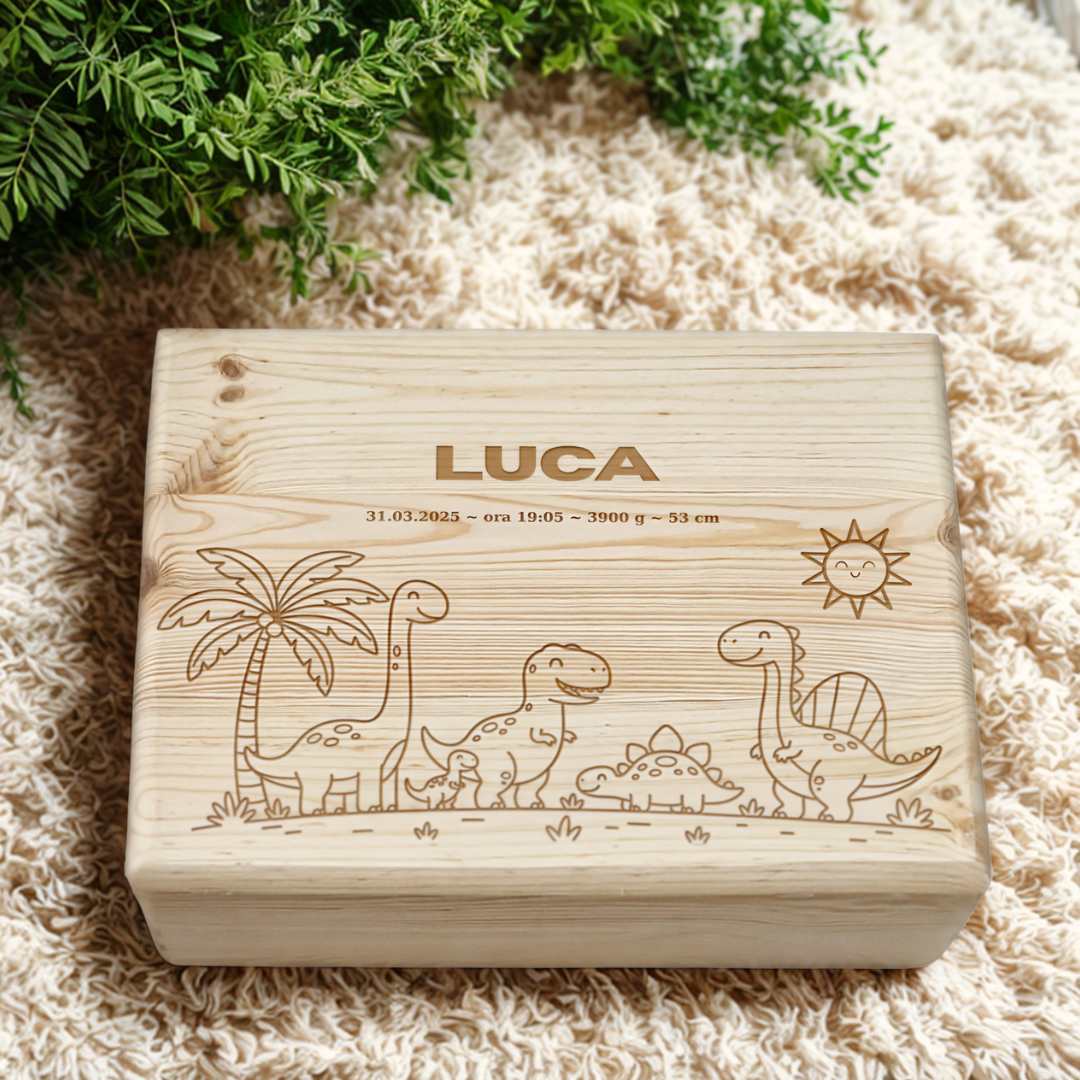 Cutie din lemn pentru amintiri bebelusi personalizata pentru Luca cu gravura dinozauri, palmieri si detalii nastere: data, ora si greutate.
