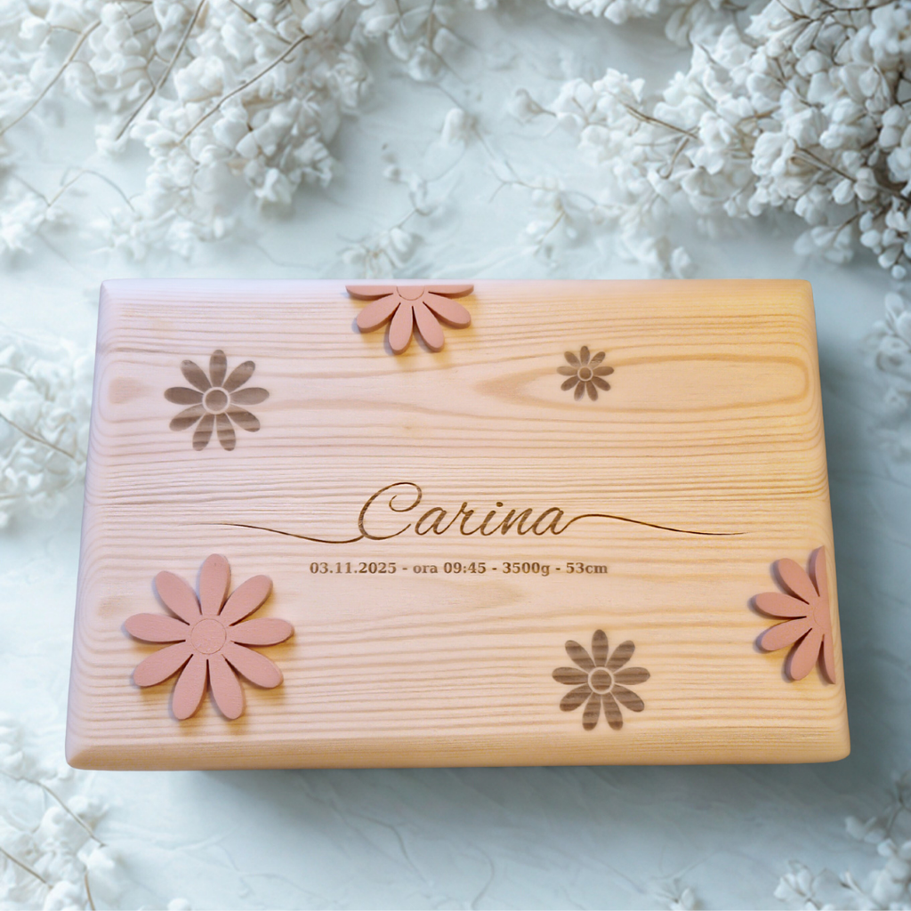 Cutie din lemn pentru amintiri copii personalizata pentru fetite cu nume, cu margarete gravate si detalii nastere: data, ora, greutate si lungime.