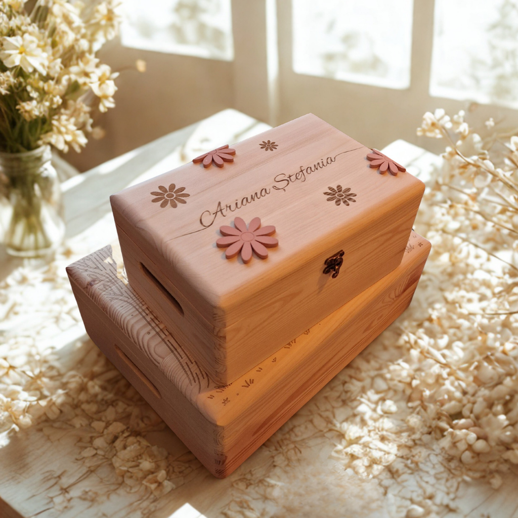 Cutie gravata si personalizata cu numele copilului, cu gravura delicata si flori aplicate, pin natural. 