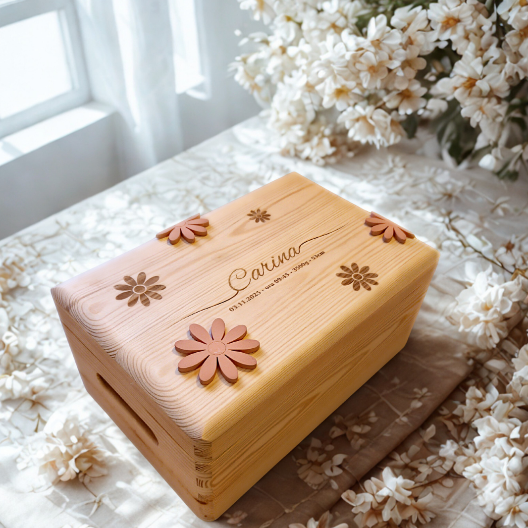 Cutie din lemn pentru amintiri bebelusi personalizata pentru fetite cu margarete gravate si detalii nastere: data, ora, greutate si lungime.
