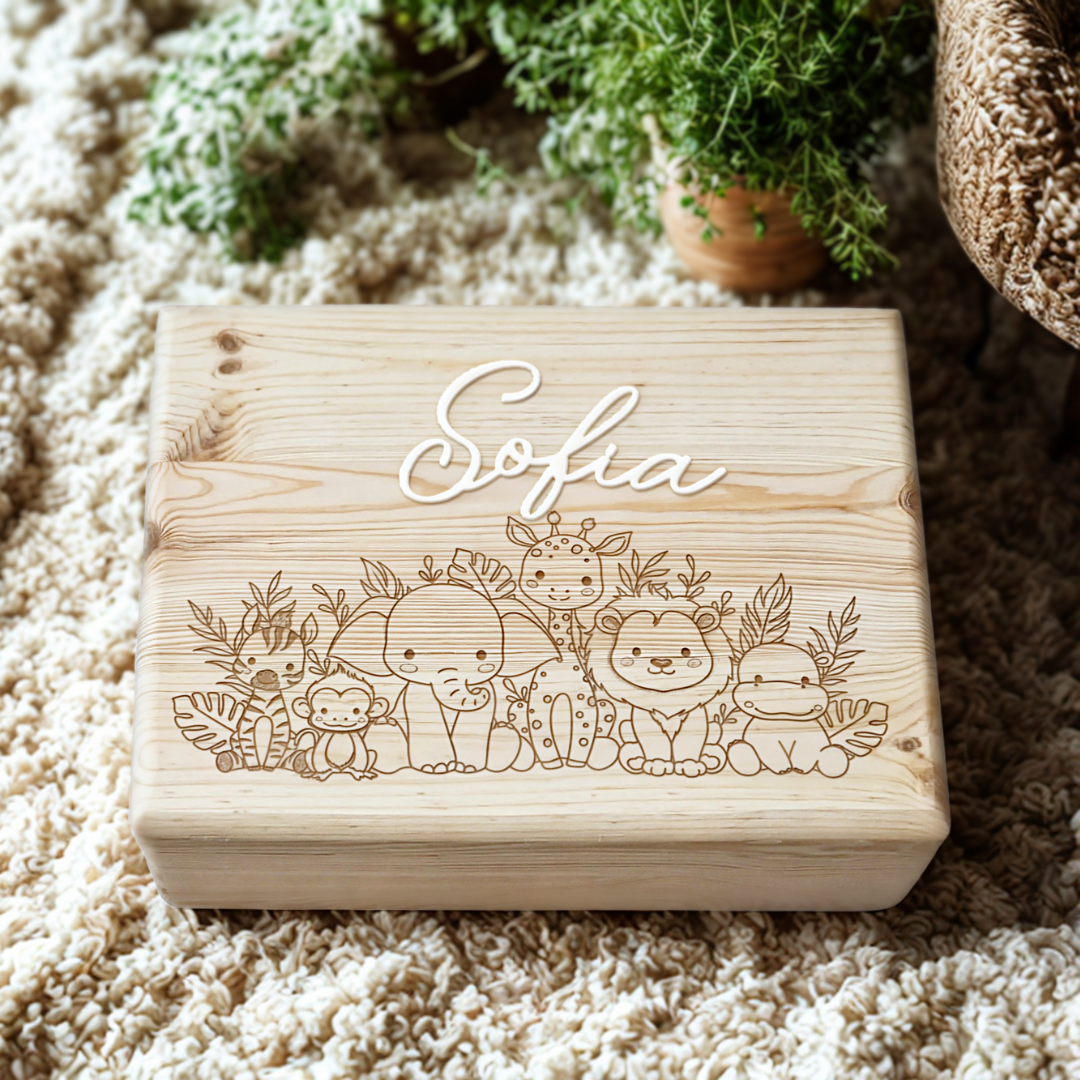 Cutie din lemn pentru amintiri, botez, babyshower, aniversare 1 an, bebelusi personalizata pentru fetite sau baieti, cu gravura model Safari continand un elefant, leu, girafa, maimuta si zebra.