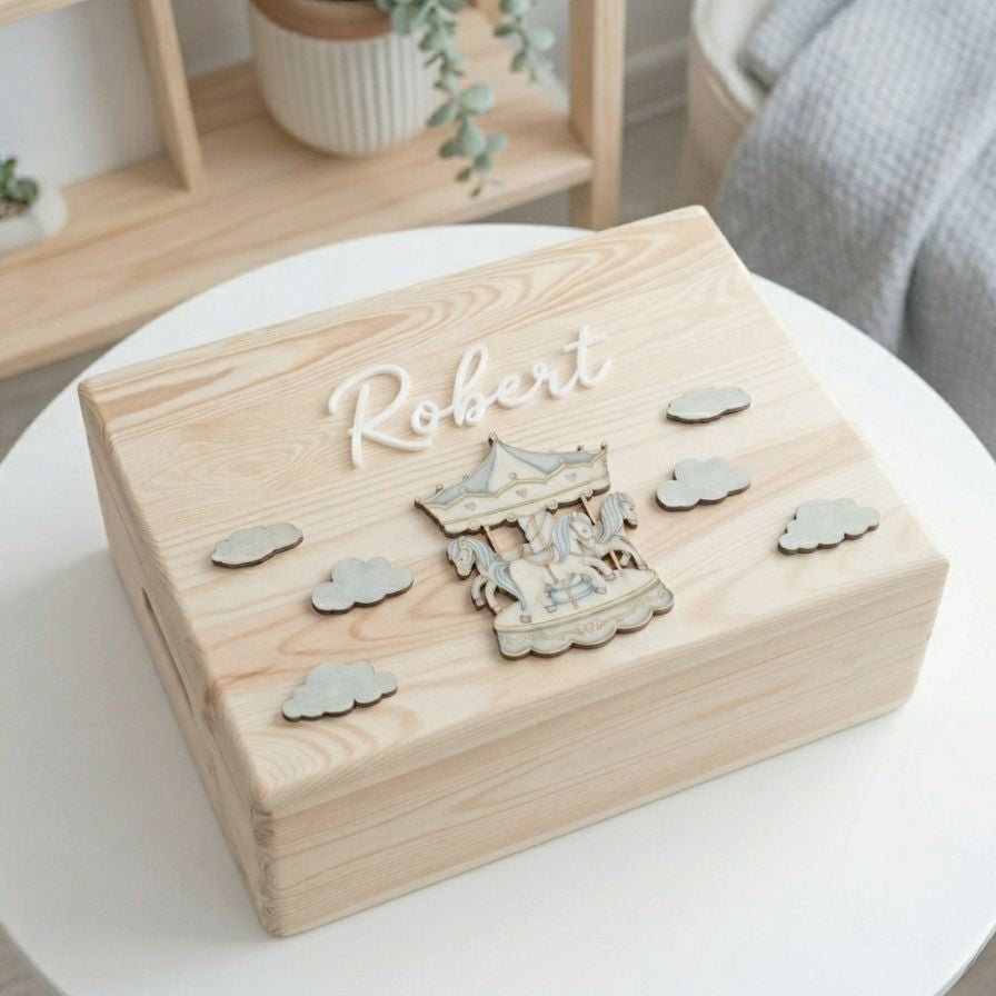 Cutie din lemn personalizata cu nume, carusel si norisori