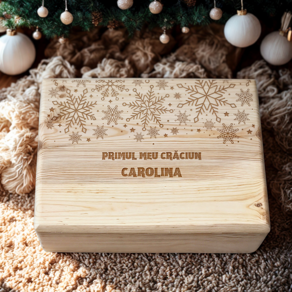 Cutie din lemn pentru amintiri bebelusi personalizata prin gravura pentru Primul Meu Craciun cu numele Carolina si motive fulgi de nea.
