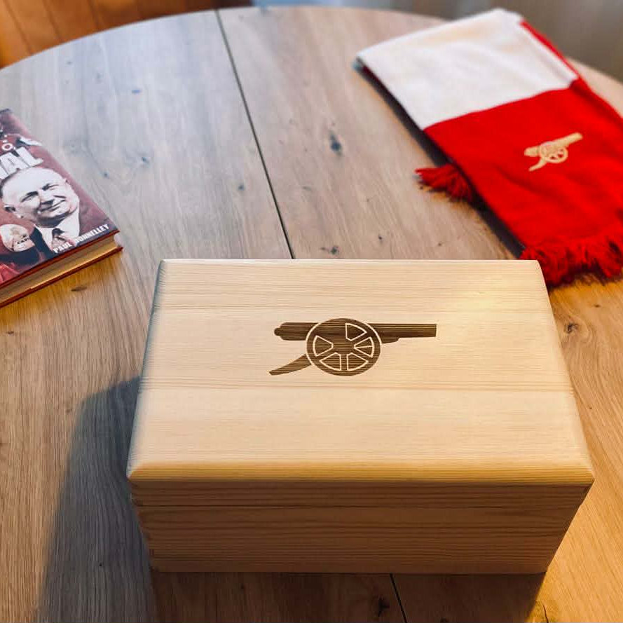 Cutie din lemn cu capac si manere, pentru pastrat amintiri fan Arsenal 