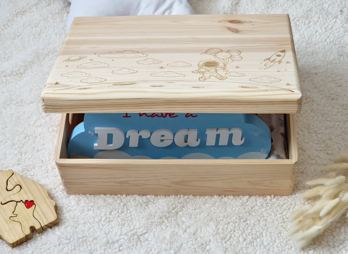 Gravura laser nume copil si astronaut pe cutie lemn depozitare amintiri