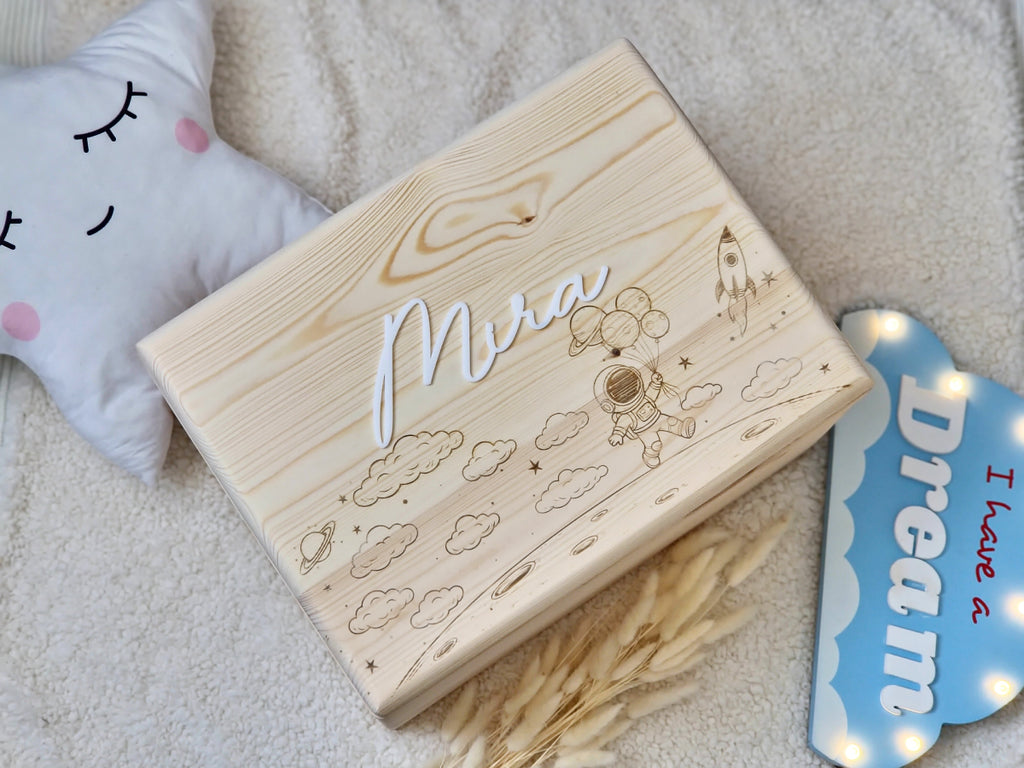 Gravura laser nume copil si astronaut pe cutie lemn depozitare amintiri