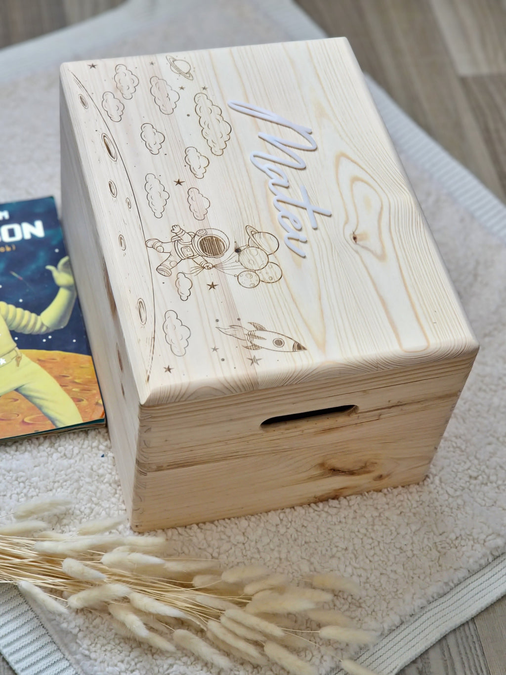 Gravura laser nume copil si astronaut pe cutie lemn depozitare amintiri