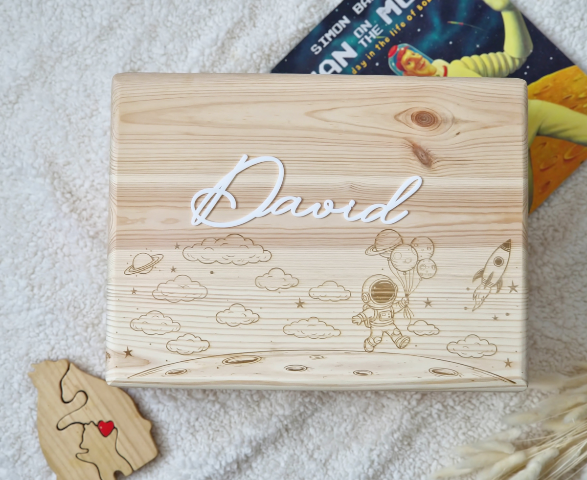 Cutie amintiri baieti personalizata lemn model astronaut racheta spatiu