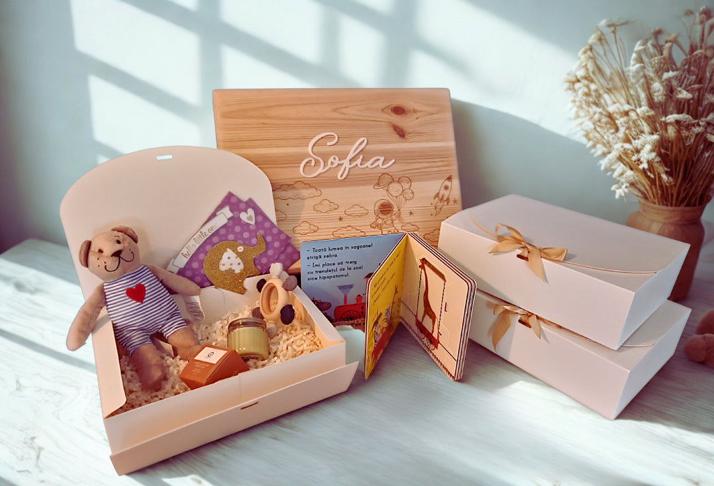 Set cadou bebelusi si mama intr-o cutie din carton eleganta, continand ursulet de plus, jucarie dentitie, lumanare parfumata, crema naturala si felicitare. 