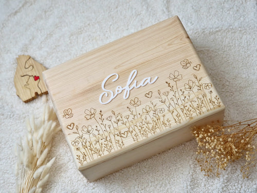 Cutii cu amintiri pentru cei mici, facute din lemn de pin netratat, cu capac, balamale si inchizatoare. Personalizate cu nume, datele nasterii si gravuri dragi celor mici. 