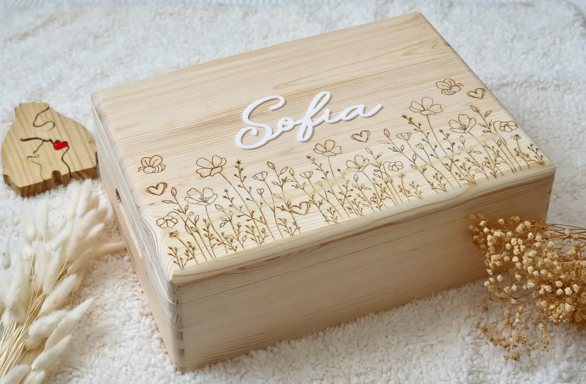 Cutie din lemn cu capac, personalizata pentru a se potrivi viselor copilului tau. Lemn natur de pin, gravura flori de camp, personalizare cu nume. 