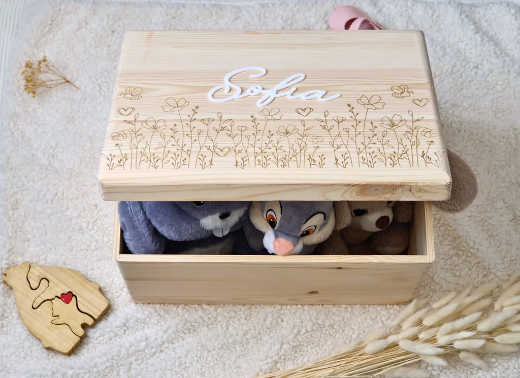 Cutie cadou bebelusi si copii pentru amintiri, cu gravura flori de camp, personalizata cu nume din acrylic alb. 