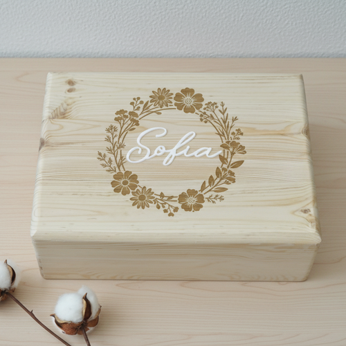 Cutie din lemn cu capac, gravura coronita cu flori si personalizata cu nume. Ideala ca si cadou pentru botez, aniversare, copii, fetite, fete, decor camera 