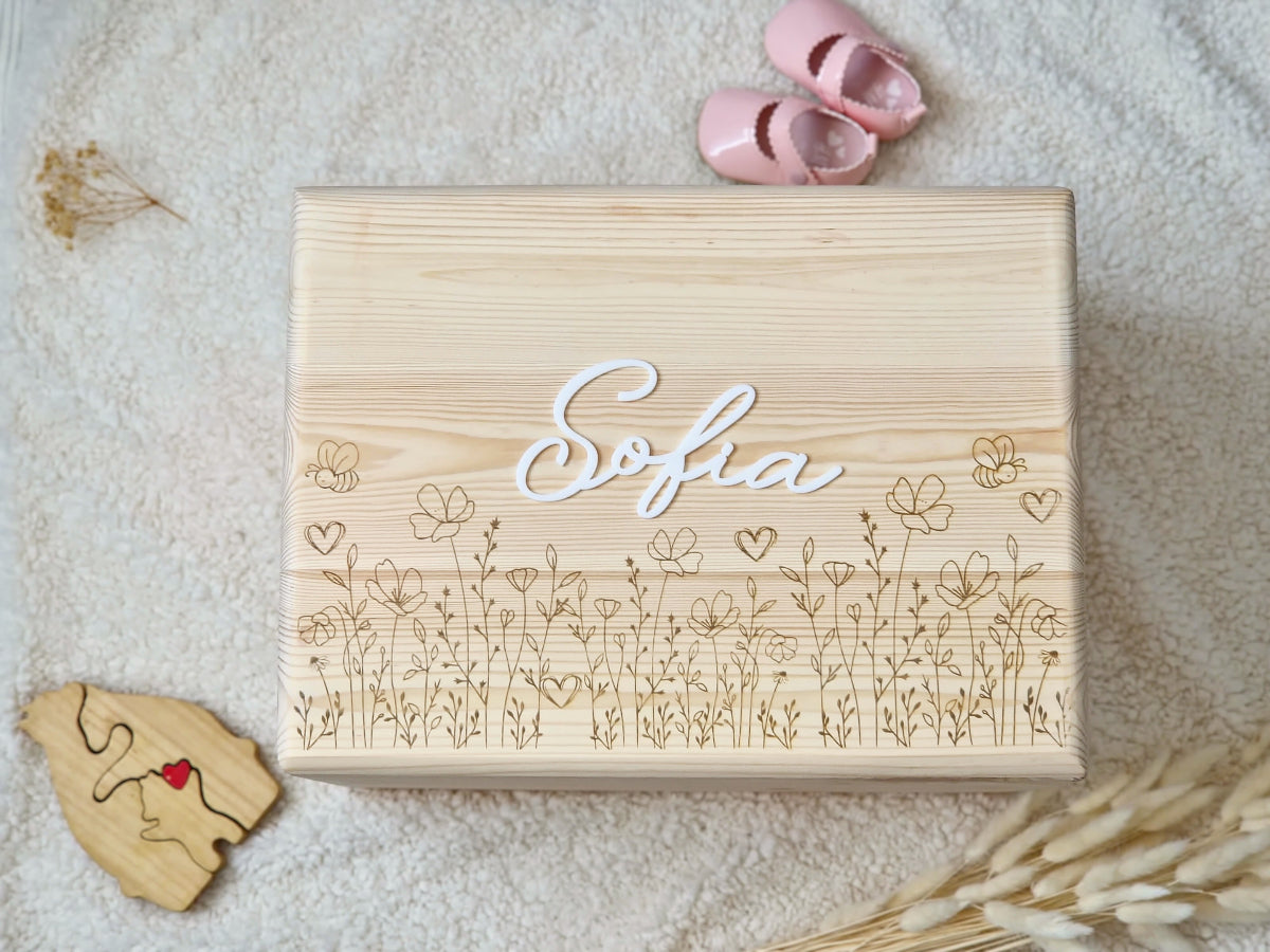 Cutie din lemn personalizata prin gravura cu flori de camp si nume din acrylic alb. Cadoul perfect pentru fetite si mamici la inceput de drum, care isi doresc un spatiu frumos in care sa isi pastreze micile amintiri. 