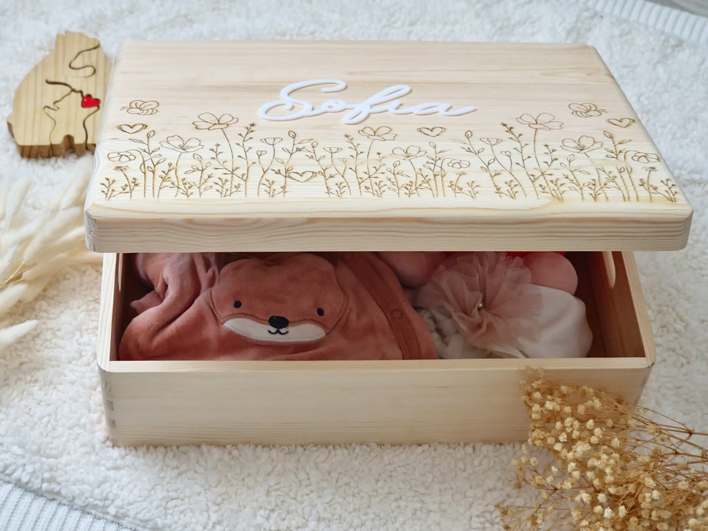 Cutie din lemn cu capac, personalizata pentru a se potrivi viselor copilului tau. Lemn natur de pin, gravura flori de camp, personalizare cu nume. 