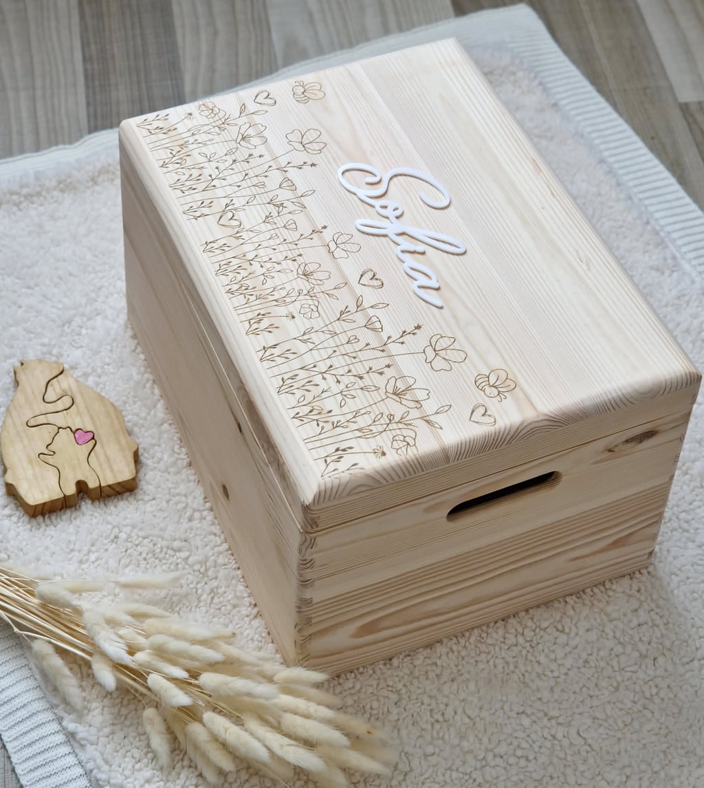 Cutie din lemn cu capac, personalizata pentru a se potrivi viselor copilului tau. Lemn natur de pin, gravura flori de camp, personalizare cu nume. 