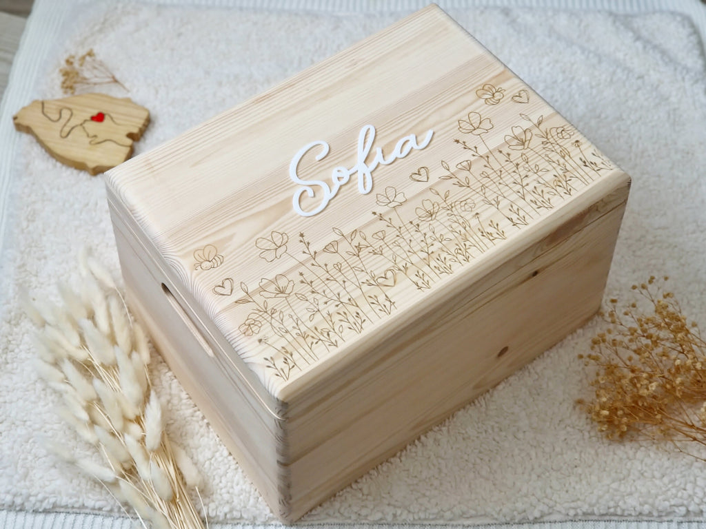 Cutie din lemn cu capac, personalizata pentru a se potrivi viselor copilului tau. Lemn natur de pin, gravura flori de camp, personalizare cu nume. 