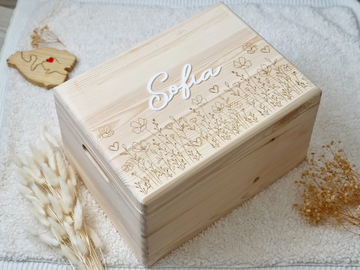 Cutie din lemn cu capac, personalizata pentru a se potrivi viselor copilului tau. Lemn natur de pin, gravura flori de camp, personalizare cu nume. 