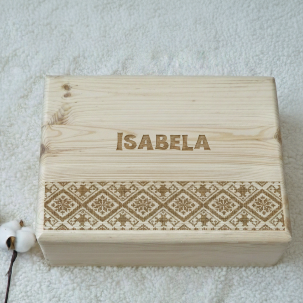 Cutie din lemn de pin cu gravura motive traditionale si nume