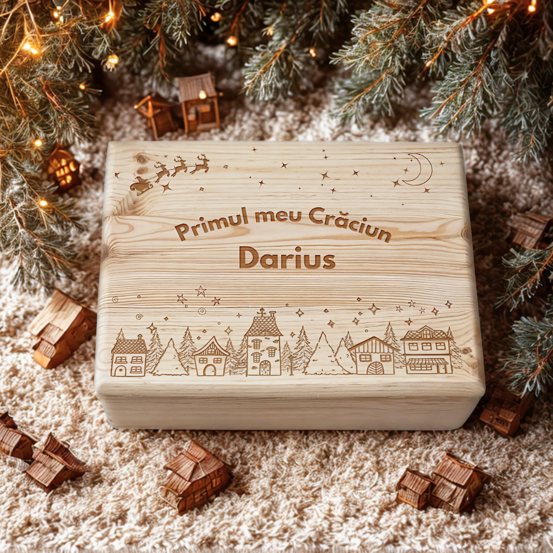 Cutie din lemn pentru amintiri bebelusi personalizata pentru Primul meu Craciun cu numele Sara si gravura detaliata cu un sat de iarna si reni