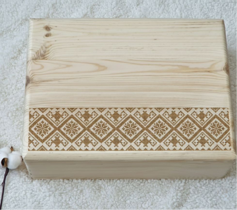 Cutie din lemn de pin cu capac, gravata cu motive traditionale romanesti