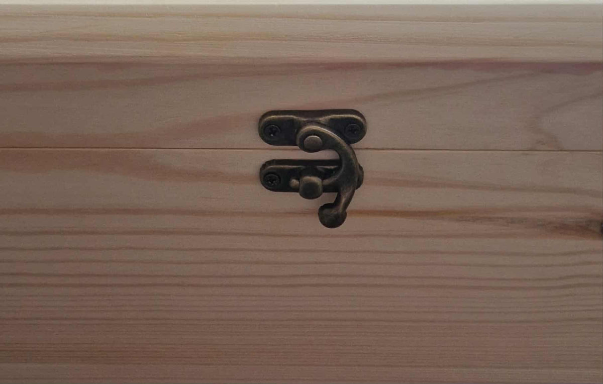 Detaliu inchizatoare metalica stil vintage pentru cutie de amintiri din lemn premium