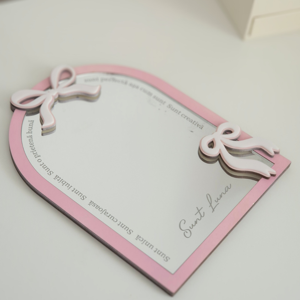 Oglindă Personalizată „Cuvinte Magice” – Model cu Fundițe – Cadou Fetițe
