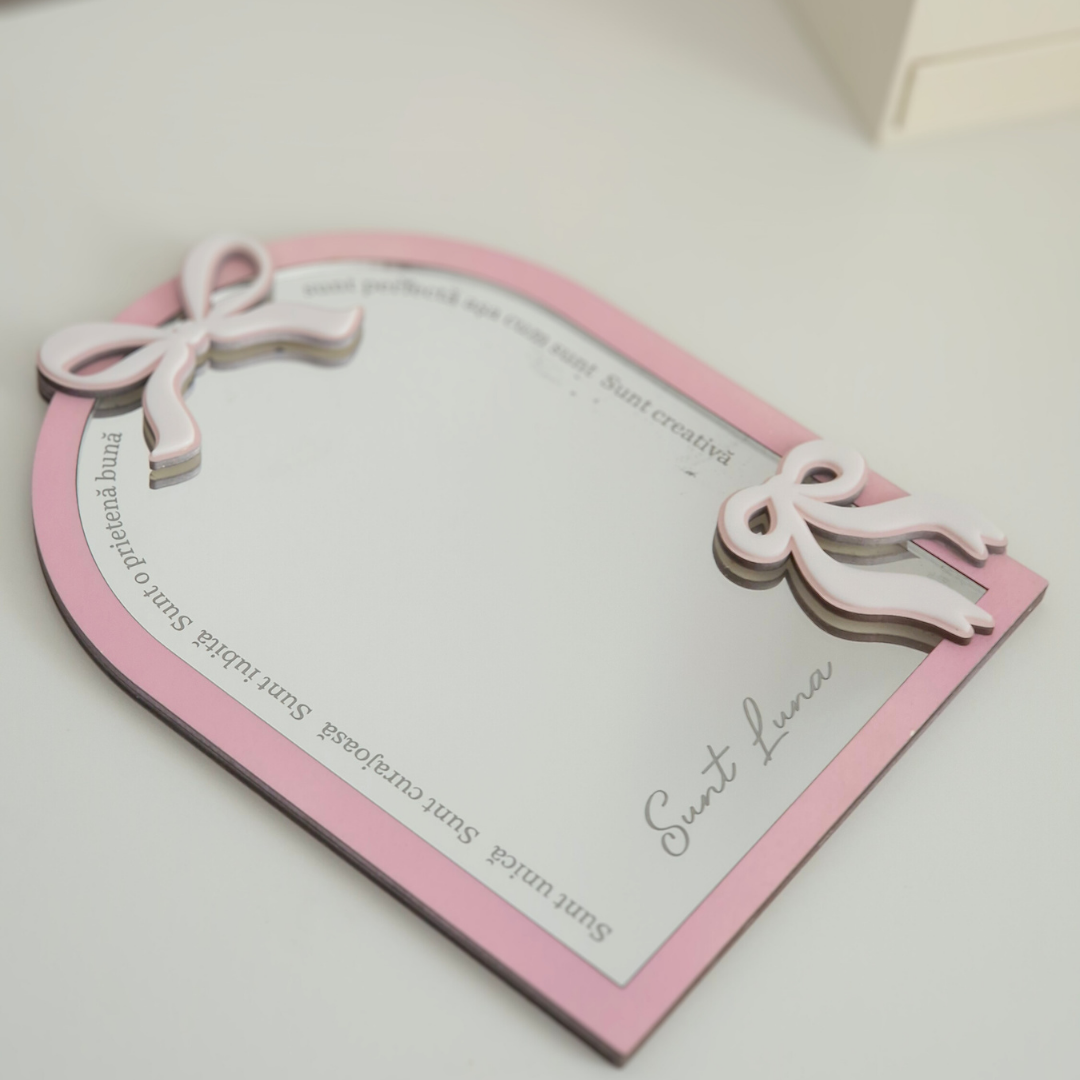 Oglindă Personalizată „Cuvinte Magice” – Model cu Fundițe – Cadou Fetițe
