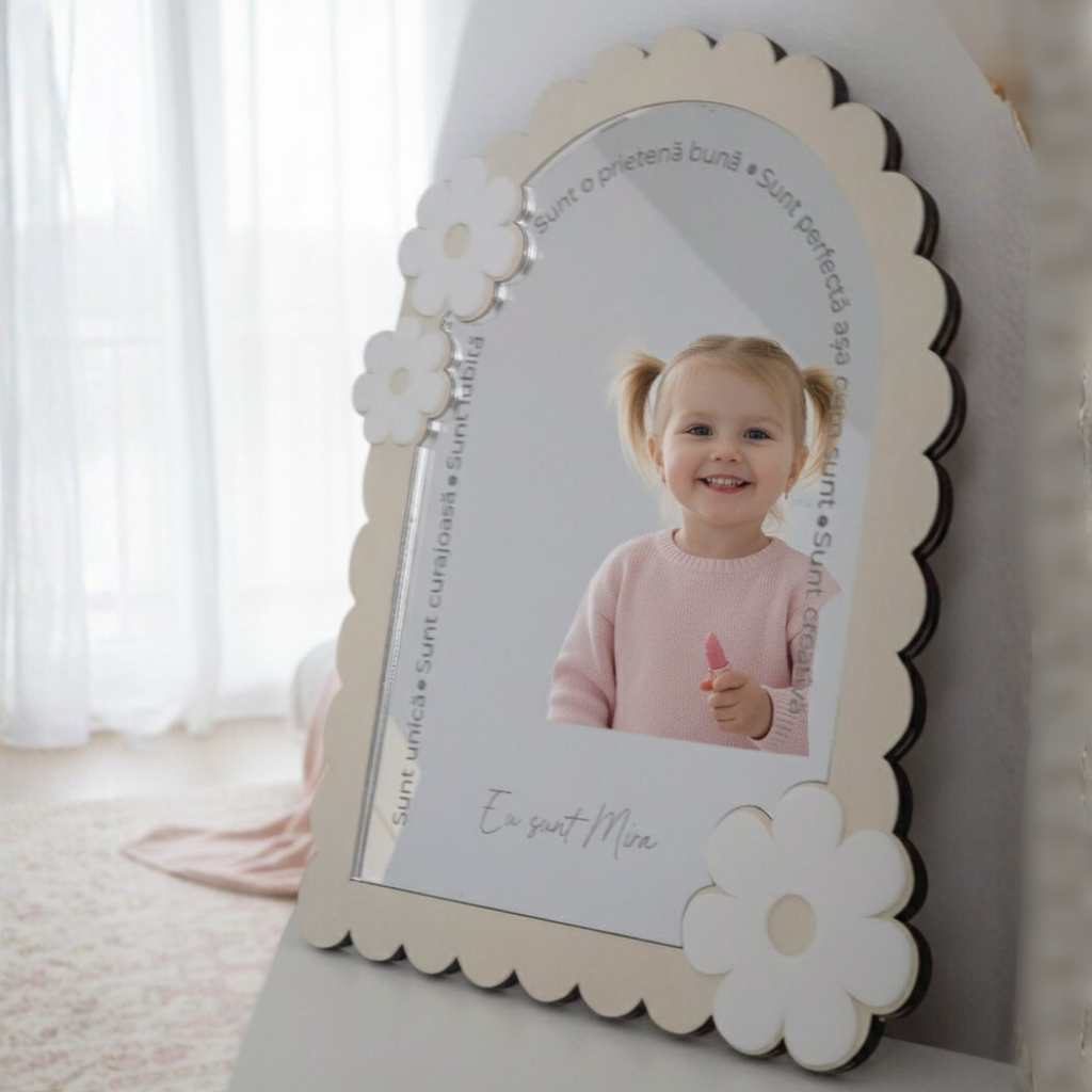 Oglindă Personalizată „Cuvinte Magice” – Cadou pentru Fetițe – Oglindă Sigură cu Flori