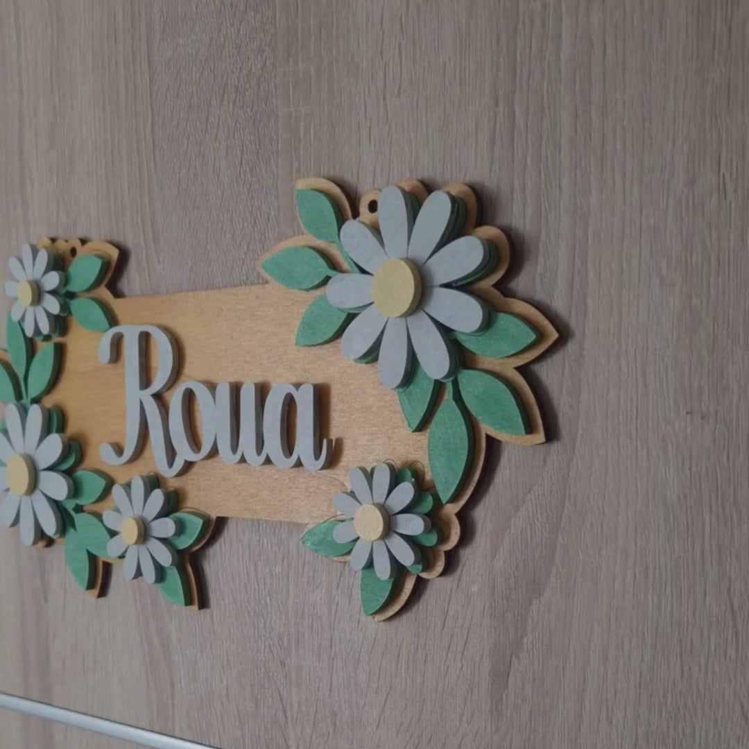 Semn Personalizat Nume Copil – Cadou Botez, Nou-Născut sau Aniversare (Model Flori)