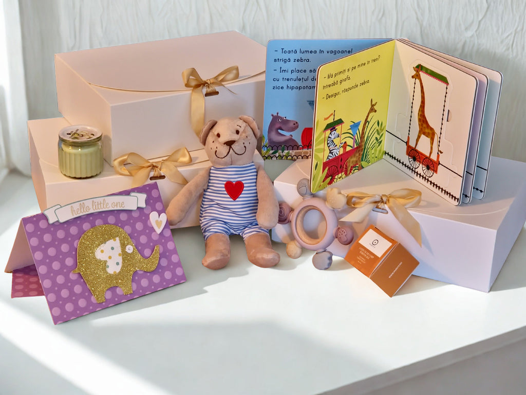 Set cadou bebelusi si mama intr-o cutie din carton eleganta, continand ursulet de plus, jucarie dentitie, lumanare parfumata, crema naturala si felicitare. 