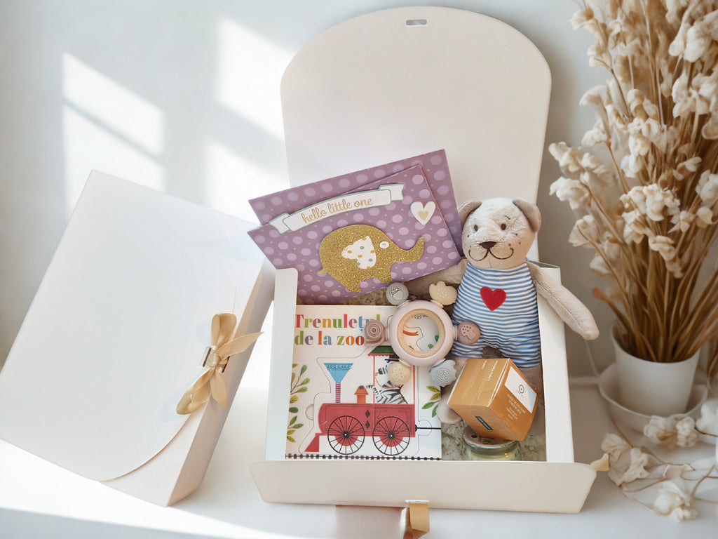 Set cadou bebelusi intr-o cutie din carton eleganta, continand ursulet de plus, jucarie dentitie, lumanare parfumata si felicitare